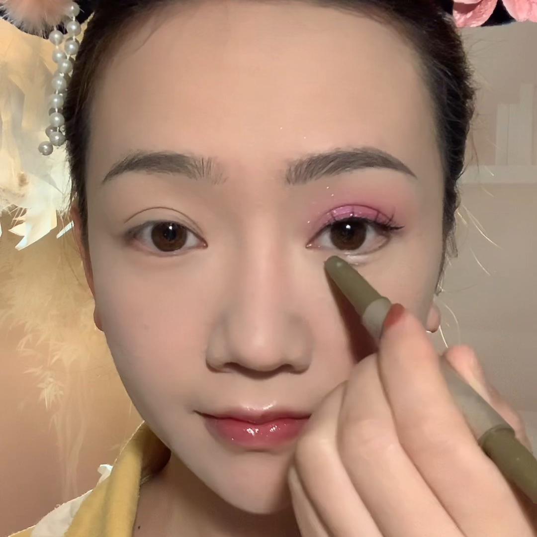 化妆的正确步骤：新手必学的完整指南，轻松打造持久精致妆容